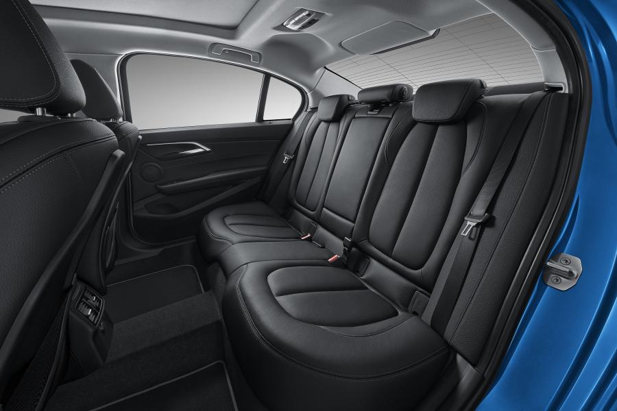 Интерьер BMW 125i Sedan Sport Line 2017 года  (фото 3 из 9)